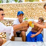 Отель Royal Family Club Сон-Боу