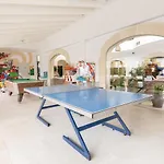 Royal Family Club Отель