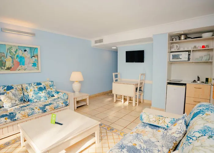 Royal Family Club Hotel 4*