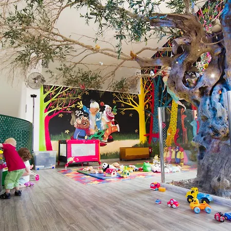 Royal Family Club Hotel 4*