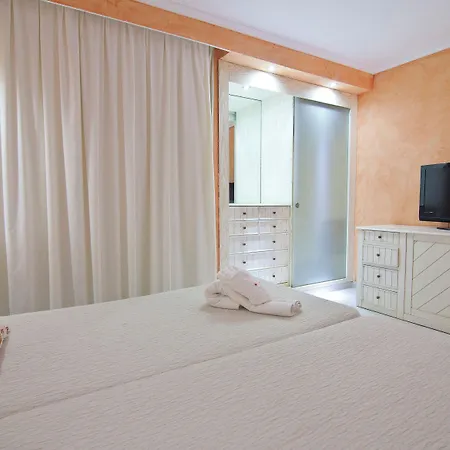 Royal Family Club 4*