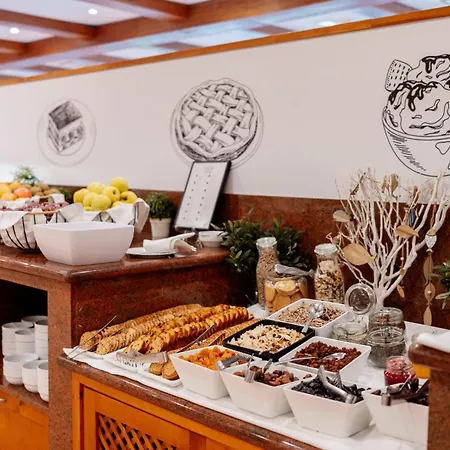 Royal Family Club Hotel 4*