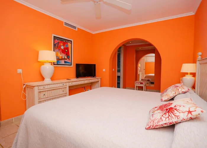 Hotel Royal Family Club